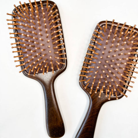 brosse-a-cheveux-en-bois-de-santal-naturel