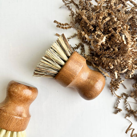 brosse-de-cuisine-en-bois-debene-naturel