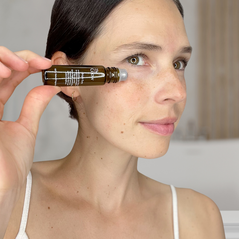 serum-rafraichissant-contour-des-yeux-en-roll-on