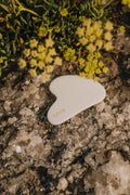 gua-sha-en-jade-blanc-pour-le-visage